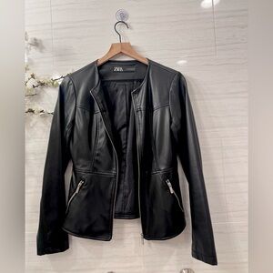 🏍️👩🎤🖤ZARA Faux Leather Moto Biker Collarless Jacket Black Size M